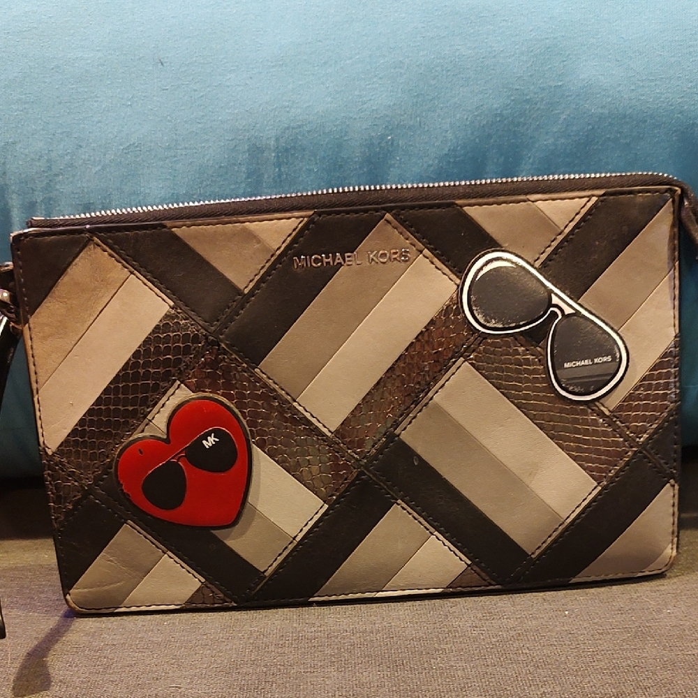 Michael Kors Big Leather ZippPurse W/ Black and Gray Geometric Design